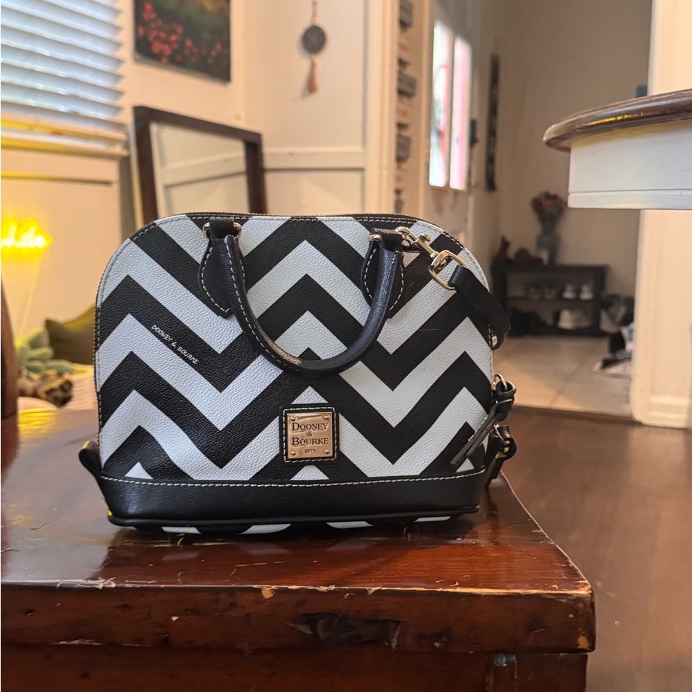 DOONEY & BOURKE Black/White Chevron Ruby Crossbody Bag - Picture 3 of 6